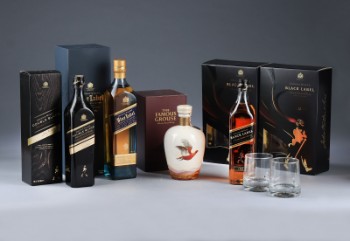 Whisky. 2 fl. Johnnie Walker Black Label, 1 fl. Double Black, 1 fl. Blue Label, 1 fl. Famous Grouse (5)