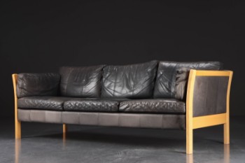 Tre-pers. sofa betrukket med sort læder