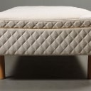 Dux. Seng, model 2003 med indbygget topmadras på bøgeben med ekstra topmadras, 90 x 200 cm  Denne vare er sat til omsalg under nyt varenummer 2691432