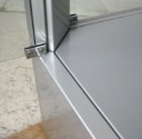 Moderne vitrineskab af metal og glas