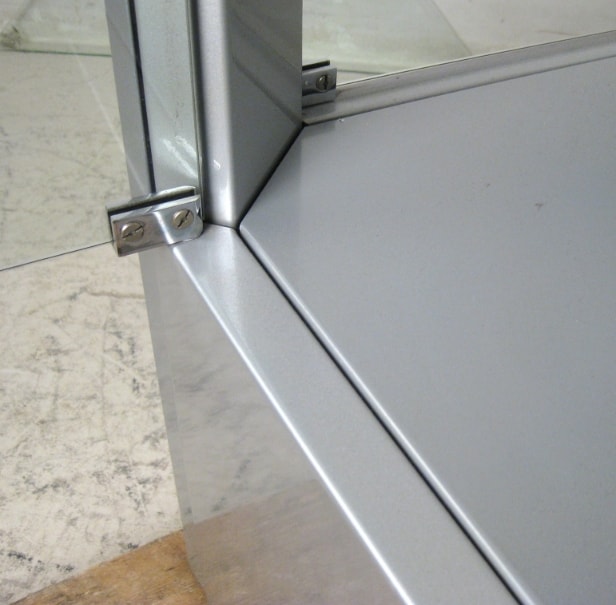 Moderne vitrineskab af metal og glas