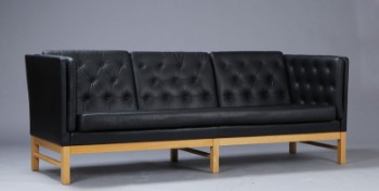 Erik Ole Jørgensen (1925 - 2002). Fritstående tre-personers sofa, model EJ-315, sort anilin læder