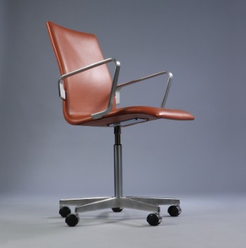 Arne Jacobsen. Oxford lavrygget armstol, cognacfarvet læder, monteret med hjul.