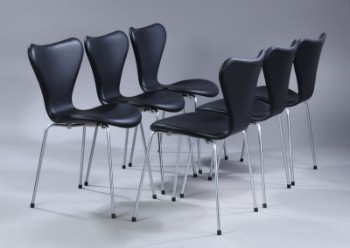 Arne Jacobsen. Et sæt på seks stole Syveren, model 3107, sort læder. Ny siddehøjde 46,5 cm. (6)