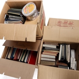 LOT 112. REALISATION. Stort, originalt oprydningslot i 5 flyttekasser