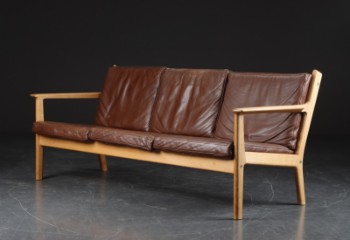 Hans J. Wegner. Tre-pers. sofa af egetræ, model GE-265/3
