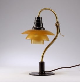 Poul Henningsen. 'Spørgsmålstegnet', bordlampe monteret med 2/2 originale ravskærme med bundskål.