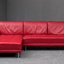 Rød trepersoners lædersofa med chaiselong (2)