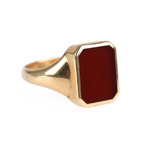 A signet ring of 14k gold with a carnelian. Ring size 61.