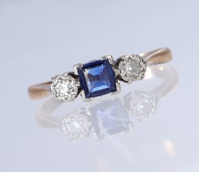 Vintage sapphire and diamond ring of 18 kt. gold and platinum, a total of approx. 0.46 ct.