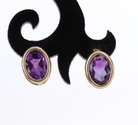 A pair of 14 kt amethyst earrings. gold (2)