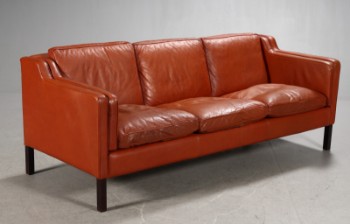 Stouby. Tre-pers. sofa, betrukket med læder, model Eva.