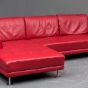 Rød trepersoners lædersofa med chaiselong (2)
