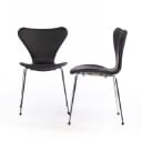 Arne Jacobsen. Et sæt på otte stole 'Syveren', model 3107, sort læder, Ny siddehøjde 46,5 cm. (8)