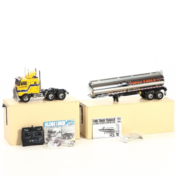 Tamiya. 56304 GlobeLiner lastbil, 56333 Fuel Tank Trailer anhænger + Carson Reflex Stick 2 fjernstyring, i transportkasser. (2)