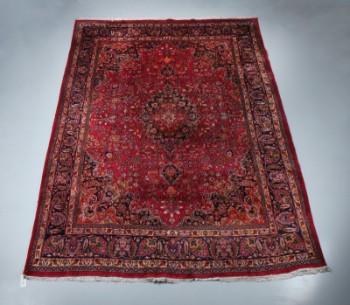 Persisk tæppe med bladværk, medaillon og borter på rød bud. 406 x 286 cm