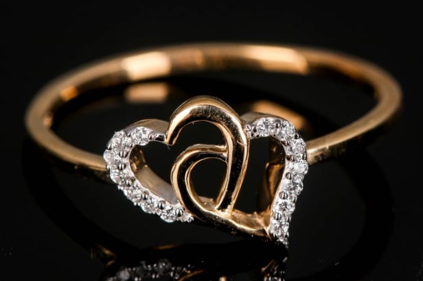 Diamonds by Frisenholm. Heart ring of 9 kt gold