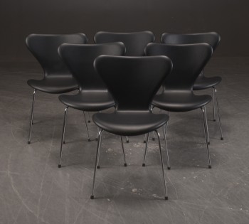 Arne Jacobsen. Sæt på seks Syveren, model 3107, i sort læder (6)
