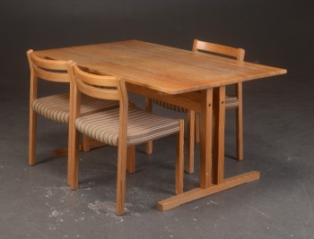 Spisebord og tre stole af fyrretræ (4)