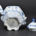 Royal Copenhagen / Kgl. P. Musselmalet Helbonde. Tekande / tepotte med låg, porcelæn, nr. 1119 1. & 2. sort. 