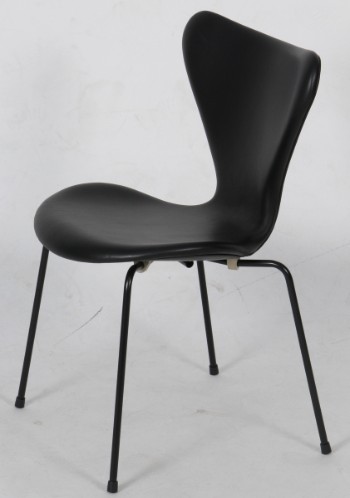Arne Jacobsen. Syveren, spisestol model 3107, sort
