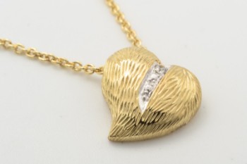 Vedhæng i form af hjerte af 8 kt. guld, dertil en kæde af forgyldt sterling sølv