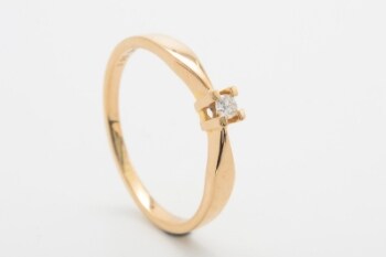 Solitairering med brillant på ca. 0.05 ct., 8 kt. hvidguld, str. 56