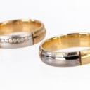 Nuran. Et par moderne forlovelses-/ vielsesringe af 14 kt. guld/ hvidguld, damering prydet med diamanter, i alt 0.08 ct. (H/VS) (2)