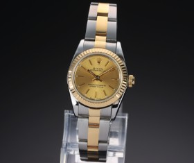 Rolex 'Oyster Perpetual'. Dameur i 18 kt. guld og stål med champagnefarvet skive, ca. 2000