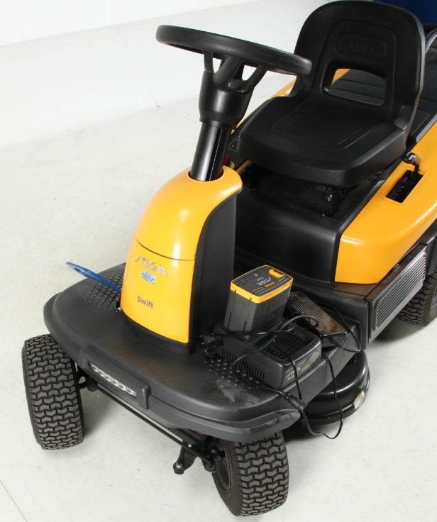 STIGA Garden tractor Swift 372e battery garden tractor including ...