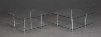 Par sofaborde af glas og stål. (2)