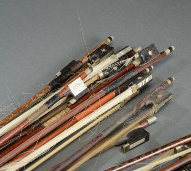 Samling strygeinstrument buer (ca. 25 stk.)