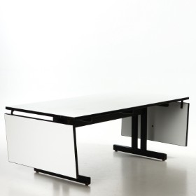 Hans J. Wegner. Spisebord model 527 i sortlaseret eg og hvid laminat (3)