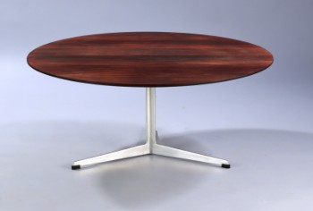Arne Jacobsen. Cirkulært sofabord med plade af fineret palisander