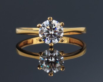Brilliant solitaire ring of 21 kt. gold of approx. 1.00 ct