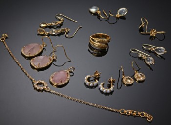Samling øreringe, vedhæng, armbånd og ring, forgyldt sølv med ædelsten (17)