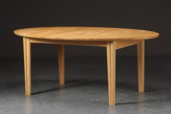 Skovby Møbler. Ovalt spisebord med udtræksplader, massiv eg (3)
