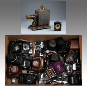 En samling kameraer, gammelt lysbilledapparat m.m.