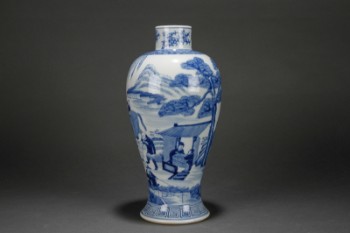 Kinesisk vase af porcelæn med blå dekoration