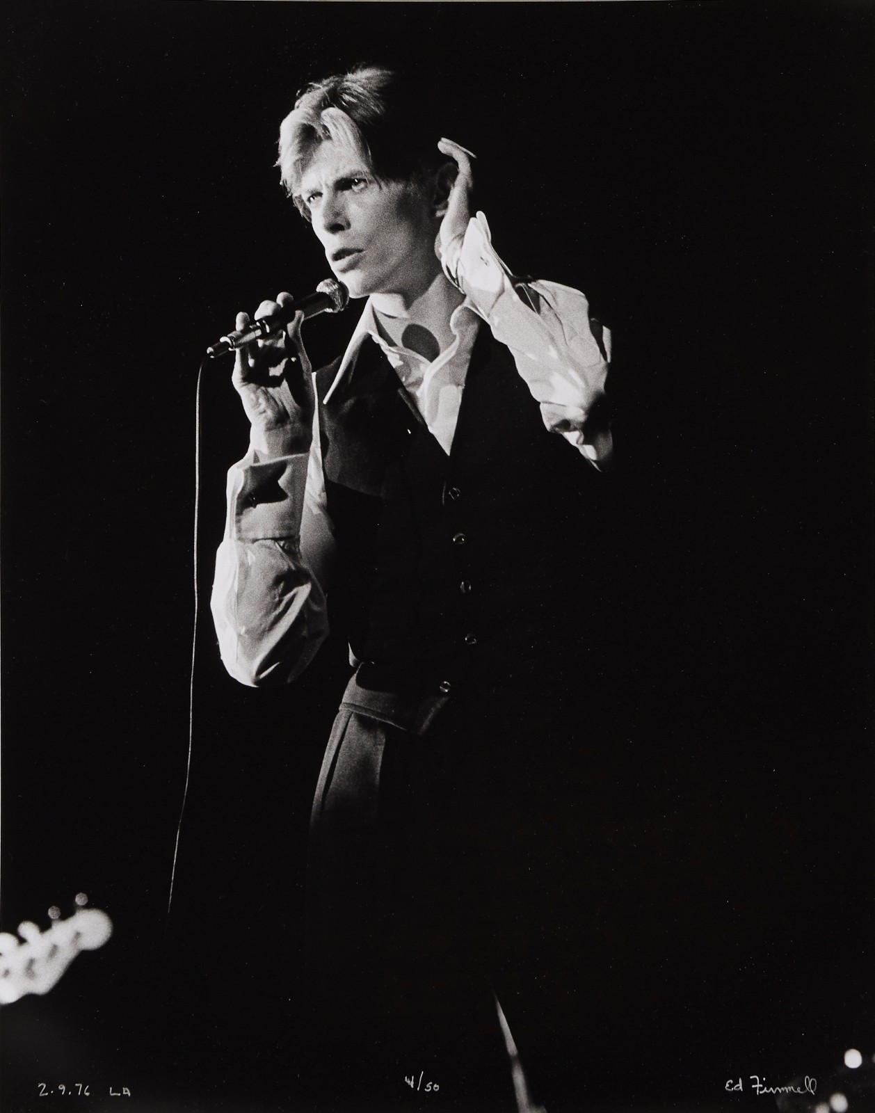 Ed Finnell fotografi föreställande David Bowie | Lauritz.com