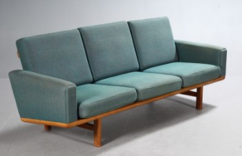Hans J. Wegner. Tre-pers. sofa, model GE-236/3, egetræ