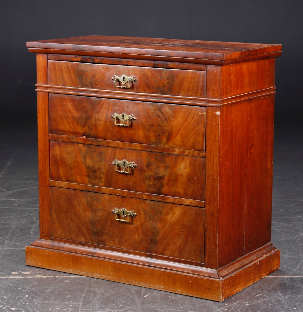 Slutpris för Senempie. Kommode af mahogni