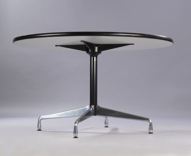 Charles Eames. Rundt spisebord / 'Segmented Table' Ø 130 cm