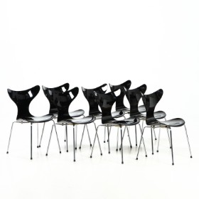 Arne Jacobsen for Fritz Hansen. Set of eight vintage chairs, model 3108 - 'The lily' / 'The seagull', high gloss lacquered. (8)