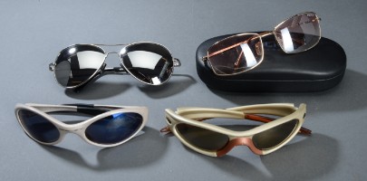 I detaljer Recite juni Fire par solbriller, OKEY, Police, G-point (4) - Lauritz.com
