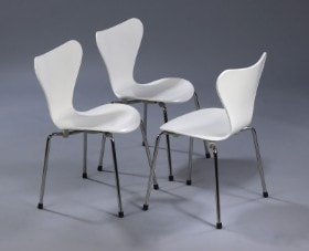 Arne Jacobsen. Sæt på tre stole 'Syveren' , Barnemodel af 3107 (3177), hvidlakeret. (3)