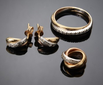 Smykkesæt af 14 kt. guld med diamanter: Ring, vedhæng og øreringe