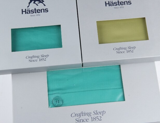 127. Hästens. Double, extra long duvet cover and two pillowcases, Satin Pure Emerald Green and Avocado Green, respectively 275x240 and 50x60 cm (3)