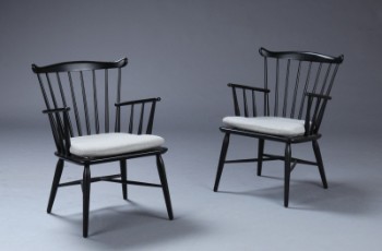 Farstrup. To tremmestole af sortlakeret bøg. (2)