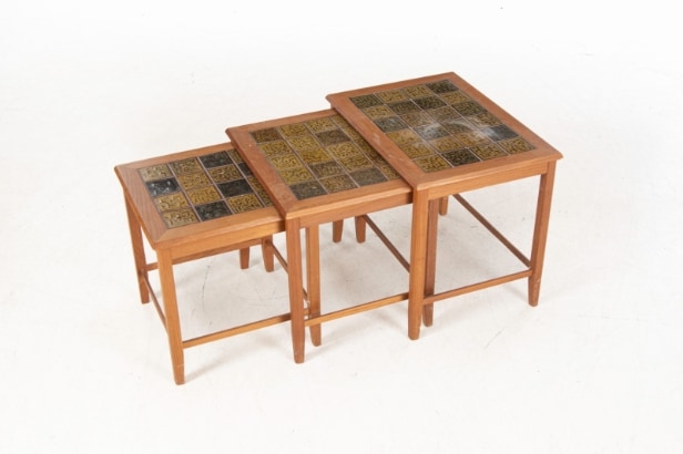 Indskudsborde, spisebord samt sofabord af teak, 1950'erne (3)